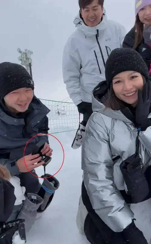 随即话锋一转,程晓玥晒出弟弟求婚当天,他们一行人到