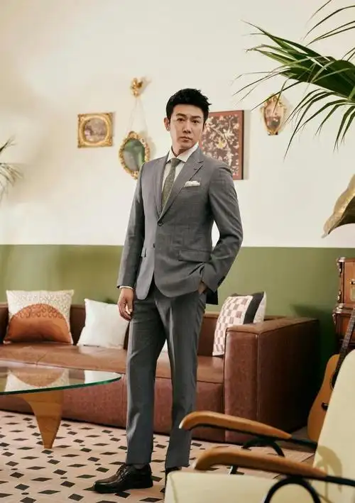 陆毅带女儿拍写真,15岁贝儿身高快赶上爸爸,一双"筷子腿"吸睛