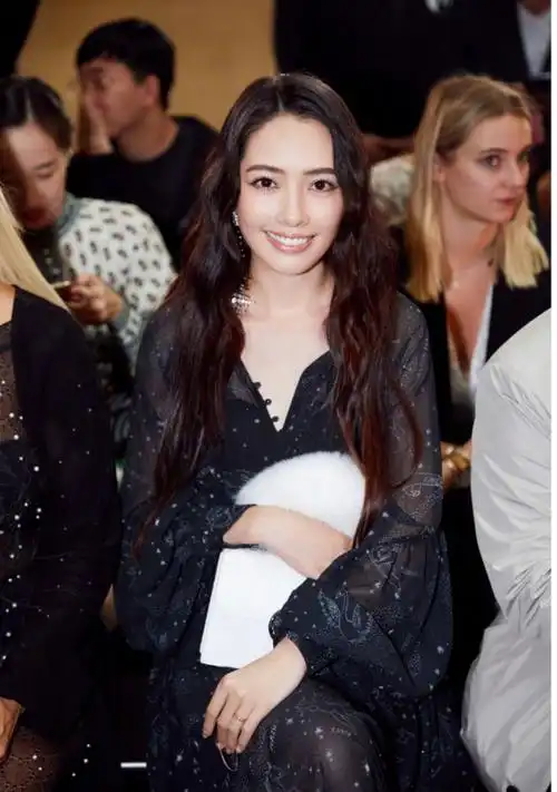 郭碧婷穿黑色薄纱连衣裙,配蛋卷长发去看秀,这气质阔太圈里少见|发型