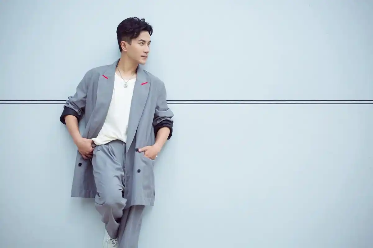 刘恺威《跨界歌王》 我们跨界歌手刘恺威 阳光下悠闲随性,舞台上沉稳