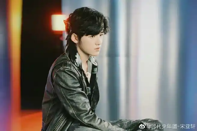 宋亚轩99黑色皮衣小宋96酷炫男友理想型#宋亚轩黑皮衣机场路透
