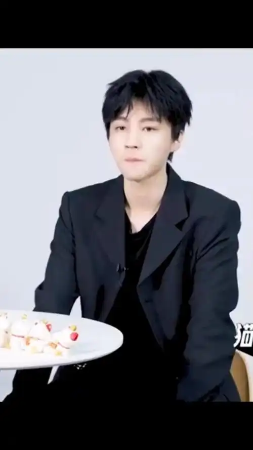 王俊凯[超话]# 过年回家妈妈投喂的真好,不过他现在又要减重了,且看