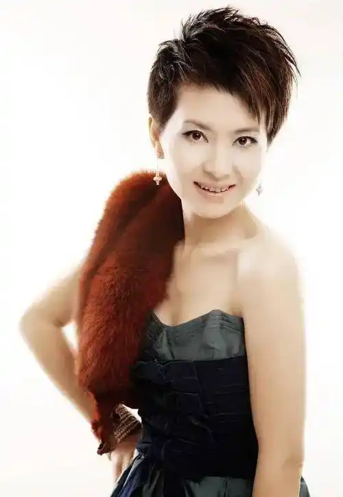 90年代内地天后落差好大,廉价挣钱令人惋惜,卖二手衣吃相难看_事业