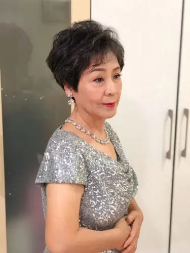 新娘妈妈发型如何打理?3款时尚高雅的包头,盘发妈妈造型推荐