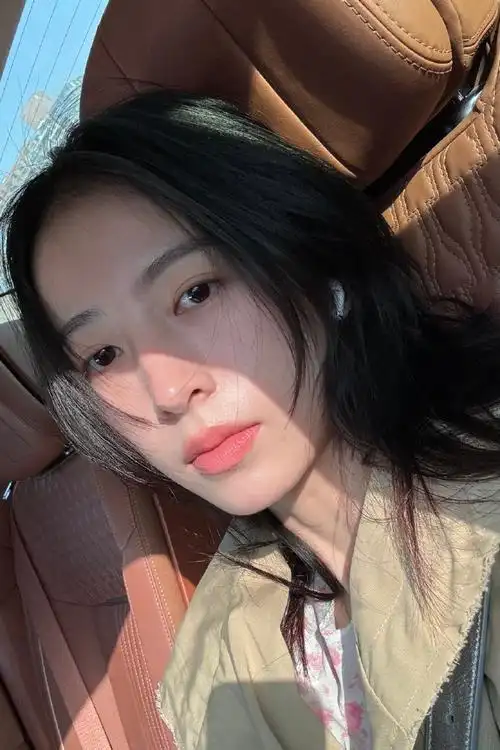 阳光下的周雨彤自拍##周雨彤比耶素颜自拍