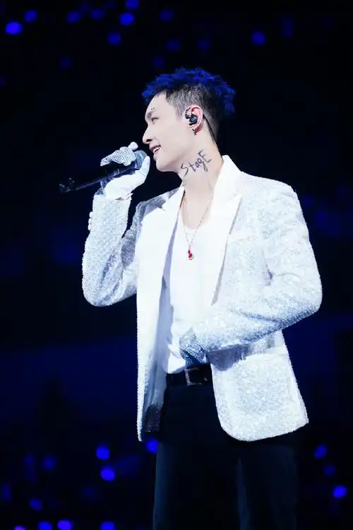 张艺兴蓝色碎盖短发