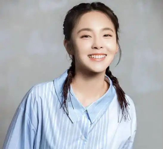 她拒认亲父,送母豪宅,出道14年零绯闻,展现独立自信的女性魅力_张佳宁