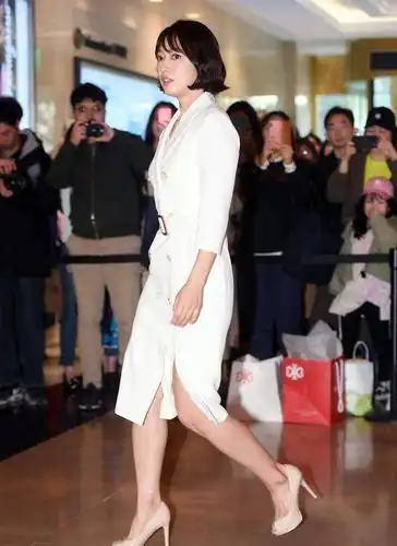 朴信惠高清无p照曝光!穿白色风衣式连衣裙暴露女神的真实身材!