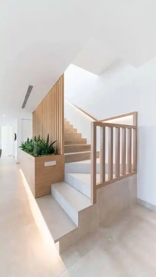 楼梯侧边不只能装扶手,这5种利用各有各的好,能满足大多数家庭_装修