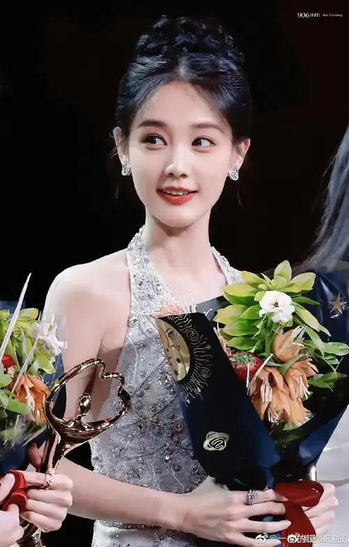 李一桐笑起来眼睛弯弯的好漂亮!_高清图集_新浪网