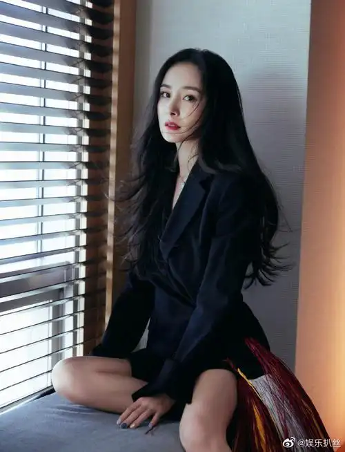 杨幂#黑色西装   流苏裙, 霸气中带着性感,这身装扮,赞