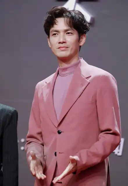 钟汉良亮相发布会红毯一身肉粉色西装清秀英俊状态不错