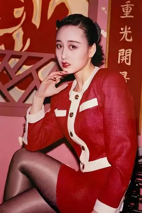 年轻时利智惊艳全身写真(作为香港性感尤物)(23)