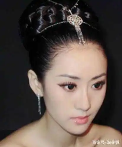 陈格没有在父亲的光环下走向失败,而是更加的稳重,低调,或许以后的