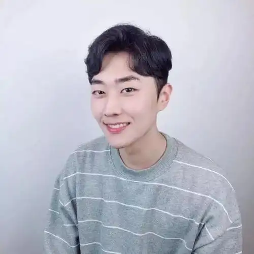 男生三七分烫发发型