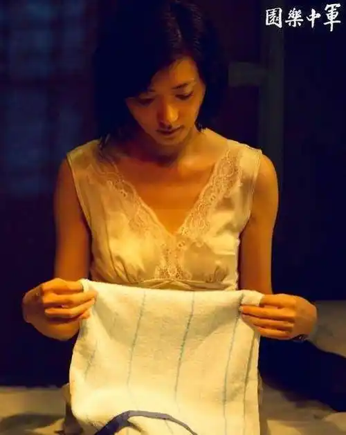 正当红时怀孕产女,半个娱乐圈送来祝福,而女儿生父至今仍是个谜_万茜