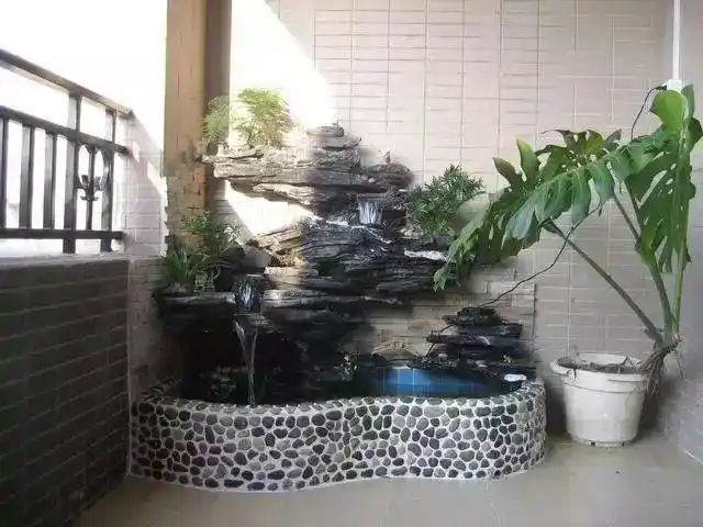 阳台建个假山叠水,听流水叮咚,看鱼儿嬉闹