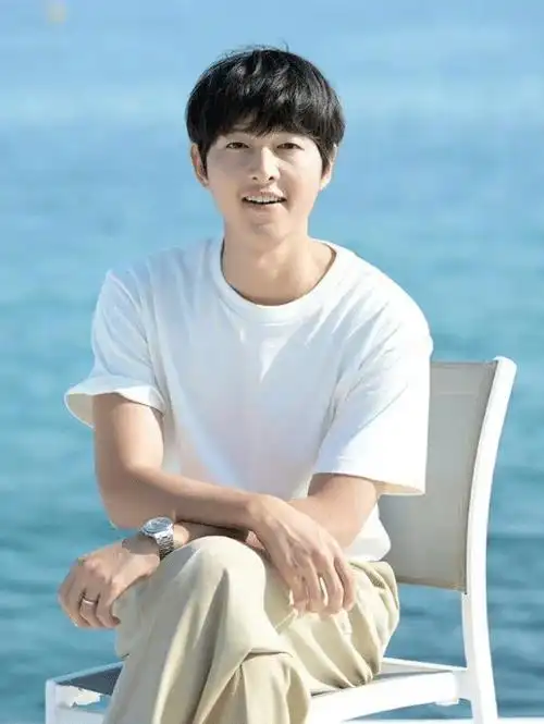 而且出生就在"罗马",一家三口将在宋仲基过亿人民币的婚房生活,他很大