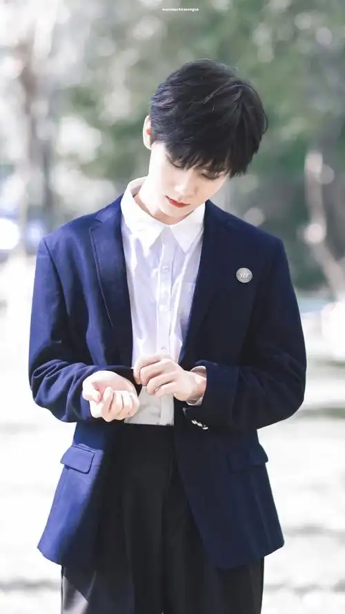 张真源:小年夜真8715祝团圆! 两只手比牛角也太可爱了!__财经头条