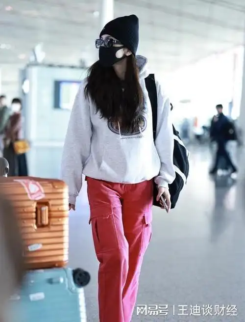 古力娜扎戴毛线帽,墨镜十分低调, 浓密长发垂在胸前很醒目|机场|模特