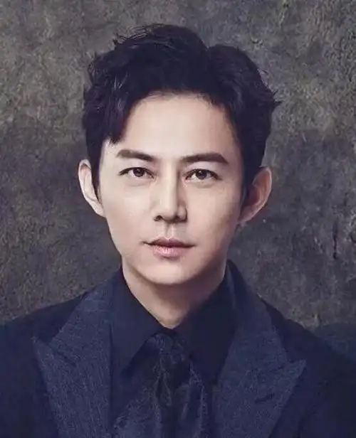 未曾想到没有了"快乐家族",何炅以这样的方式,开始自己的新生