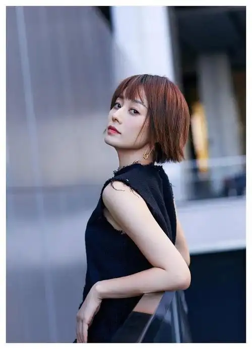 单身的马伊琍女人味太强身穿黑裙也难掩清纯感短发有独特的美