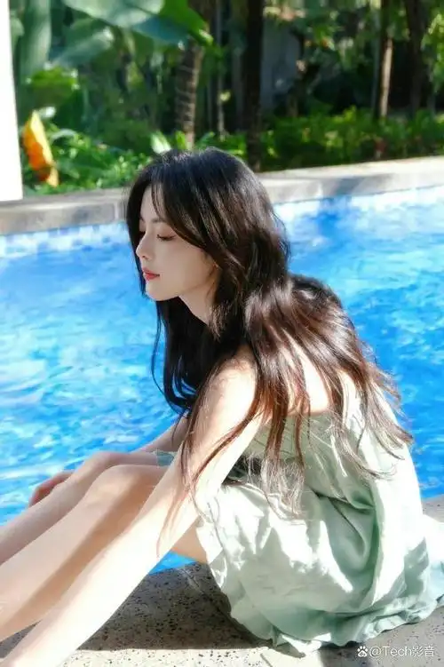 杨超越"泳装"大片,泳池中玩耍水花四溅,清纯唯美!