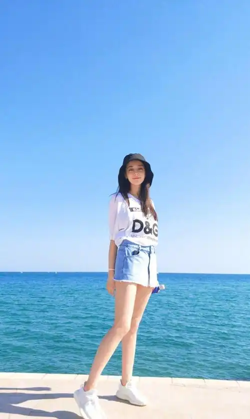 迪丽热巴超赞,穿着一身休闲装,看上去非常的气质非凡!