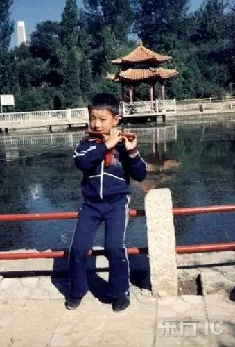 佟大为童年照片曝光 穿校服吹笛子模样可爱(图)