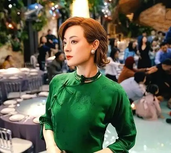 孙俪绿色旗袍金发美艳复归