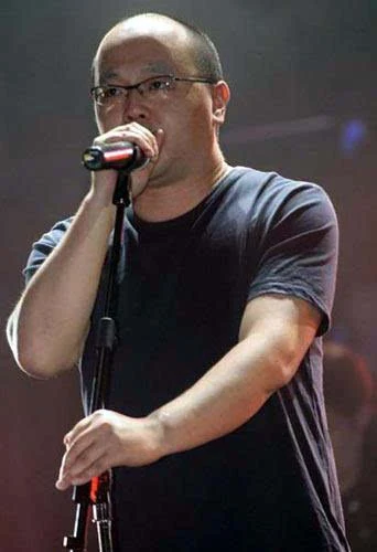 窦唯还是那个长发,胡渣,一脸的不羁的窦唯,只不过他的前妻阵容里又多