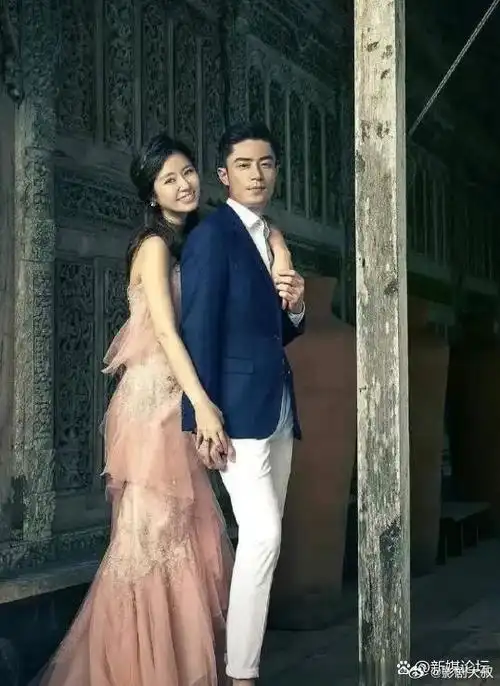 林心如的婚纱照第一张好好看,真是郎才女貌,难以超越的典范.