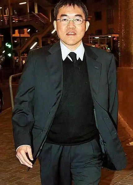 2012年1月,霍英东长房三子霍震宇,以霍英东遗产执行人身份入禀,控告