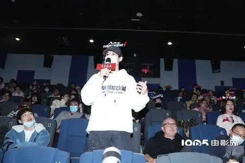 胡先煦为邓恩熙新片应援 硬糖少女张艺凡现身首映