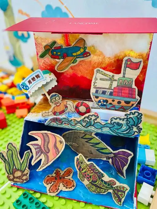 和外甥一起做的幼儿园环保手工作品材料:废旧纸盒,矿泉水瓶,一次性