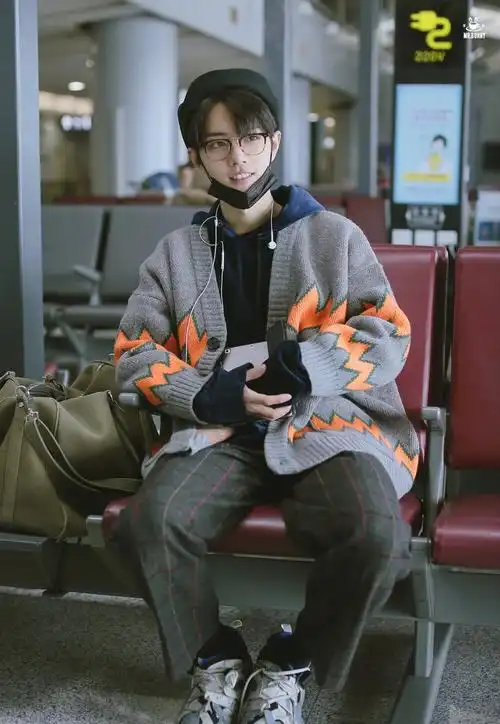 肖战驼色毛呢大衣配白色中领毛衣日系范满满保暖又很帅气