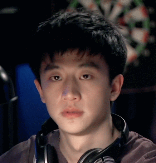 笑起来更有清纯干净之感.黄轩眼睛虽然是单眼皮