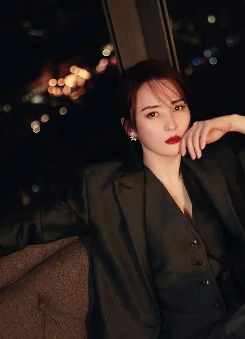 蒋勤勤亮相2021凤凰网时尚之选着黑色礼服妩媚动人