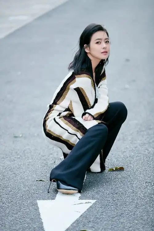 陈辰新年魅力街拍时尚写真图片