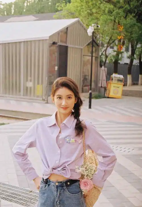 2003年出生于温州,是瓯海中学的校花,明媚的大五官属于一眼美女,写真