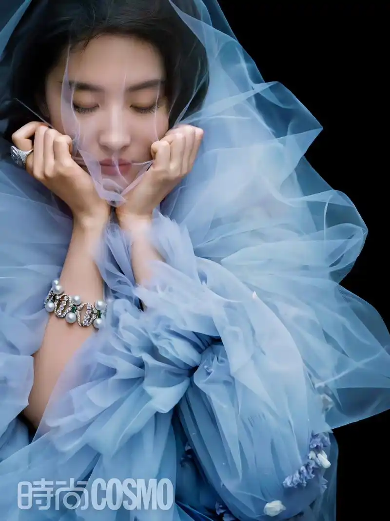 神仙姐姐刘亦菲登上《时尚cosmo》六月刊封面,世界舞台为你而开