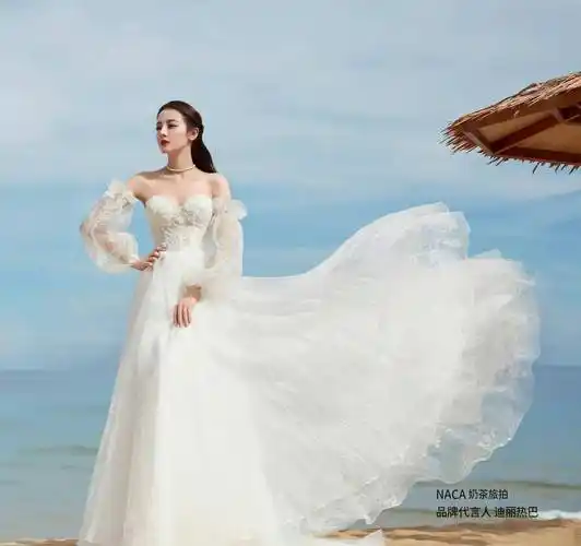 迪丽热巴婚纱大片 穿一袭露肩深v白裙勾勒曼妙身姿 身材丰满性感