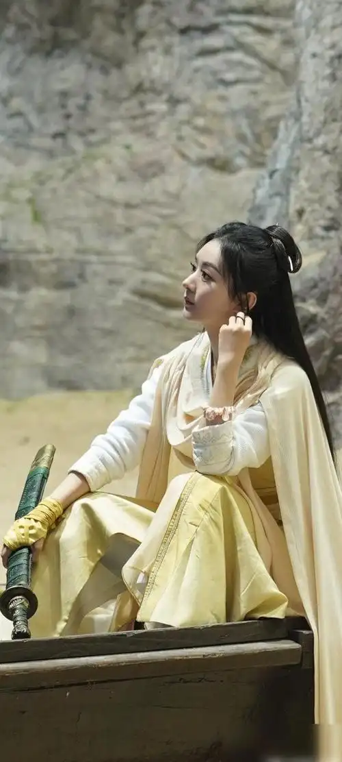 有翡赵丽颖淡黄色衣服高清壁纸分享谈恋爱后变漂亮温柔了