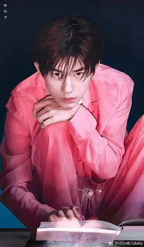 一些骚粉色帅哥🤤

#易烊千玺说要让角色留下痕迹