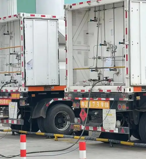 2)氢气管束车:氢气管束集装箱挂车进站停靠稳定后,必须熄火,拖头与