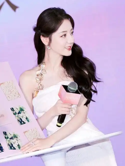 迪丽热巴白色礼服让人为之沉醉