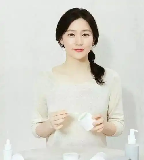 年近半百的她,在事业巅峰时,举家归隐山林