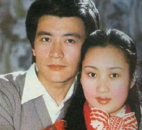 1973年,周里京经人介绍,认识了前妻傅春英,并随之相爱.