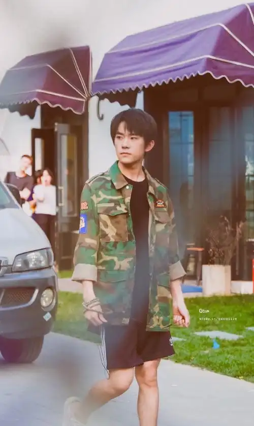 易烊千玺超话  2017 /0701 /170701  上下班  青苹果之味  #易烊千玺