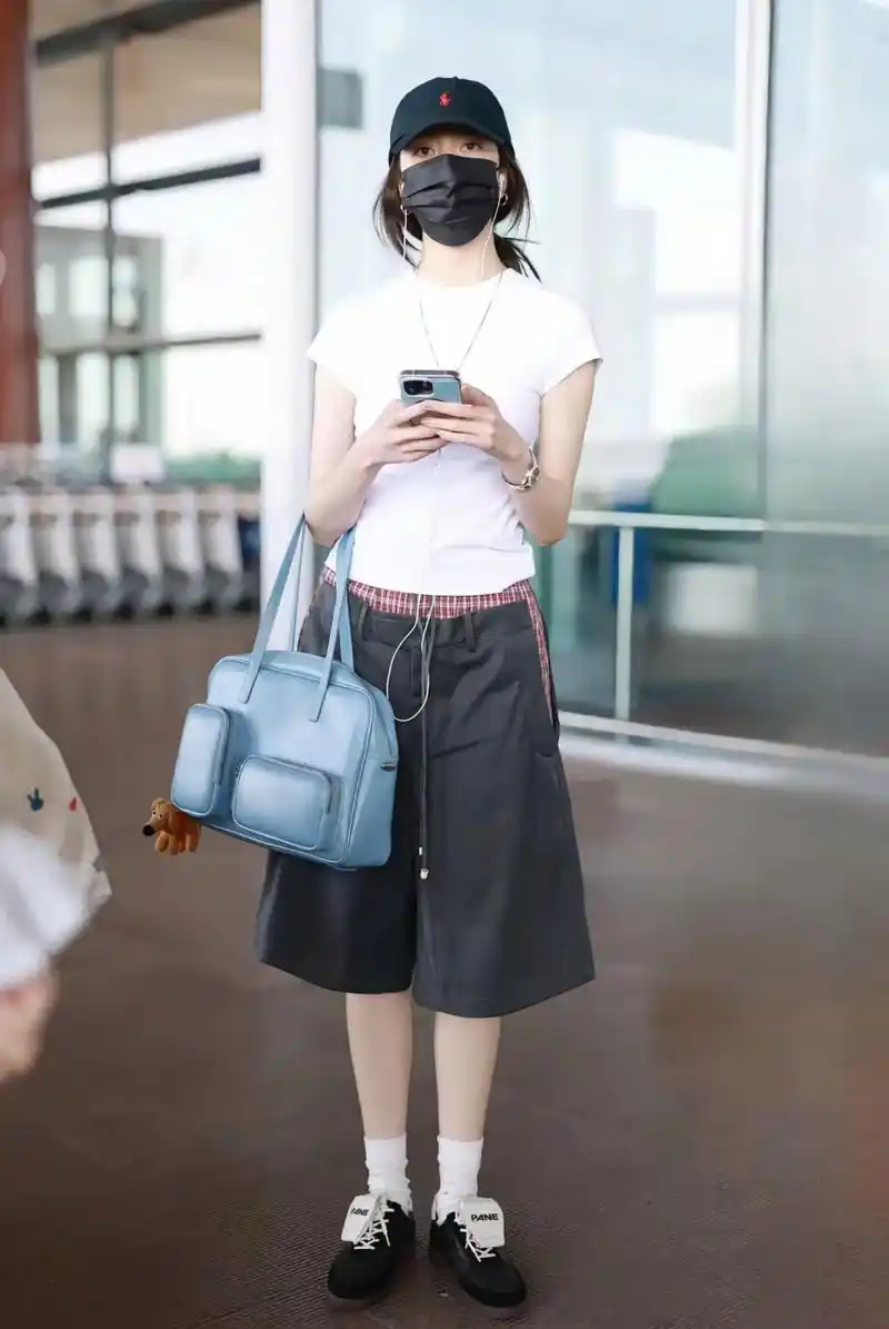 宋妍霏机场新照,白体恤搭配拼接阔腿中裤,时尚潮流范十足,爱了爱了!